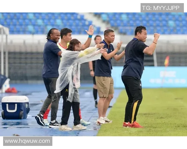 足球明星感人瞬间高清照片展现他们在赛场上的坚韧与奉献精神 足球明星感人瞬间高清照片展现他们在赛场上的坚韧与奉献精神